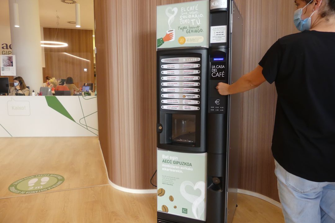 Maquina de café solidaria fruto de la colaboración entre AECC Guipuzkoa y La Casa del Café Maquina de café solidaria fruto de la colaboración entre AECC Guipuzkoa y La Casa del Café