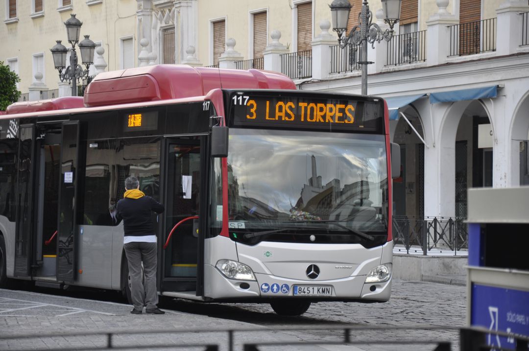 Uno de los autobuses urbanos de la ciudad Uno de los autobuses urbanos de la ciudad