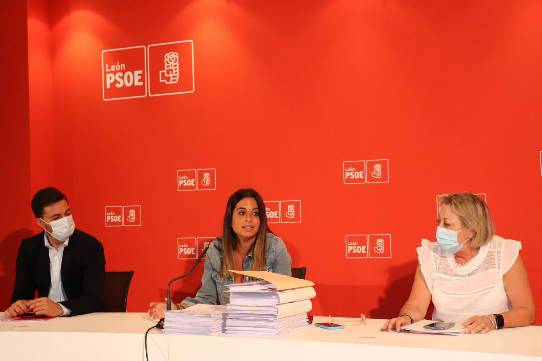 Los procuradores Diego Moreno y Nuria Rubio y la secretaria de Sanidad del PSL Isabel Fernández Marassa junto a las reclamaciones recogidas Los procuradores Diego Moreno y Nuria Rubio y la secretaria de Sanidad del PSL Isabel Fernández Marassa junto a las reclamaciones recogidas
