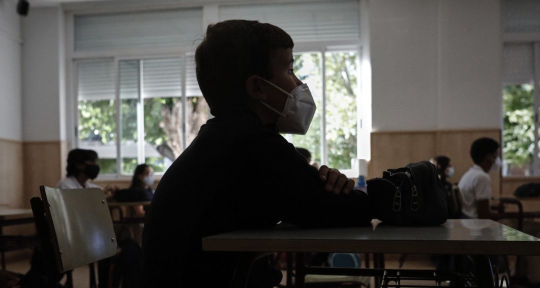 Un niño con mascarilla en un aula de un colegio de Madrid. Un niño con mascarilla en un aula de un colegio de Madrid.