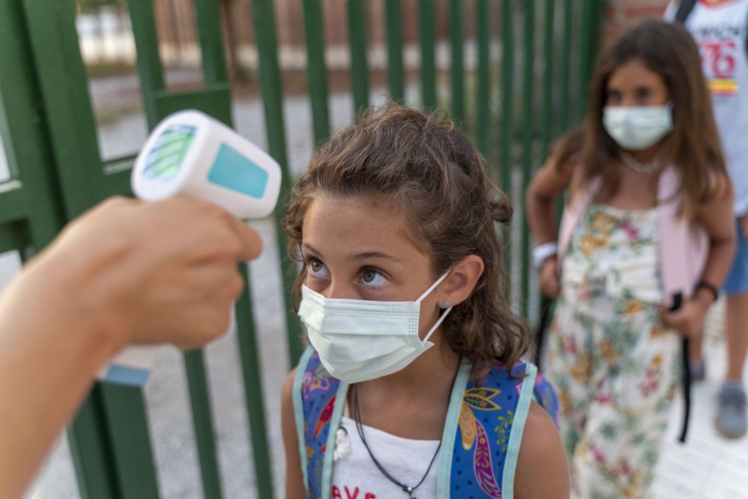 Tomando la temperatura a los niños al entrar en el colegio Tomando la temperatura a los niños al entrar en el colegio