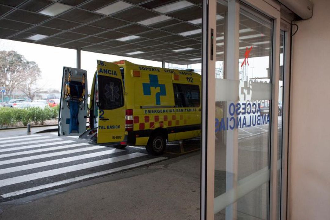 Ambulancia en el servicio de urgencias del Hospital San Pedro. Ambulancia en el servicio de urgencias del Hospital San Pedro.