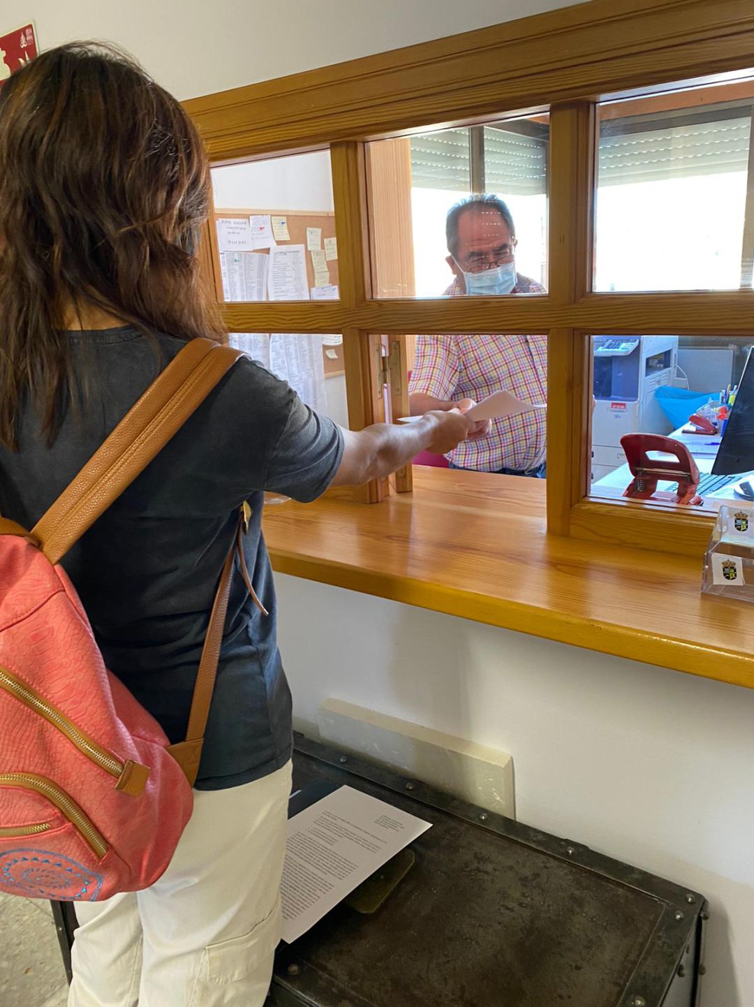 Una madre entrega el escrito y las firmas recogidas demandando un cuarto profesor para las aulas del Gomezserración Una madre entrega el escrito y las firmas recogidas demandando un cuarto profesor para las aulas del Gomezserración