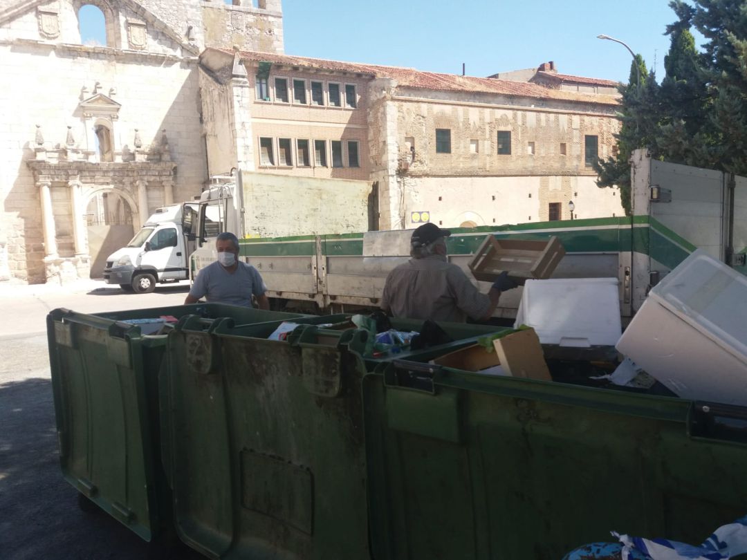 Operarios municipales recogen los residuos resultantes del mercado de los jueves en un vehículo municipal Operarios municipales recogen los residuos resultantes del mercado de los jueves en un vehículo municipal