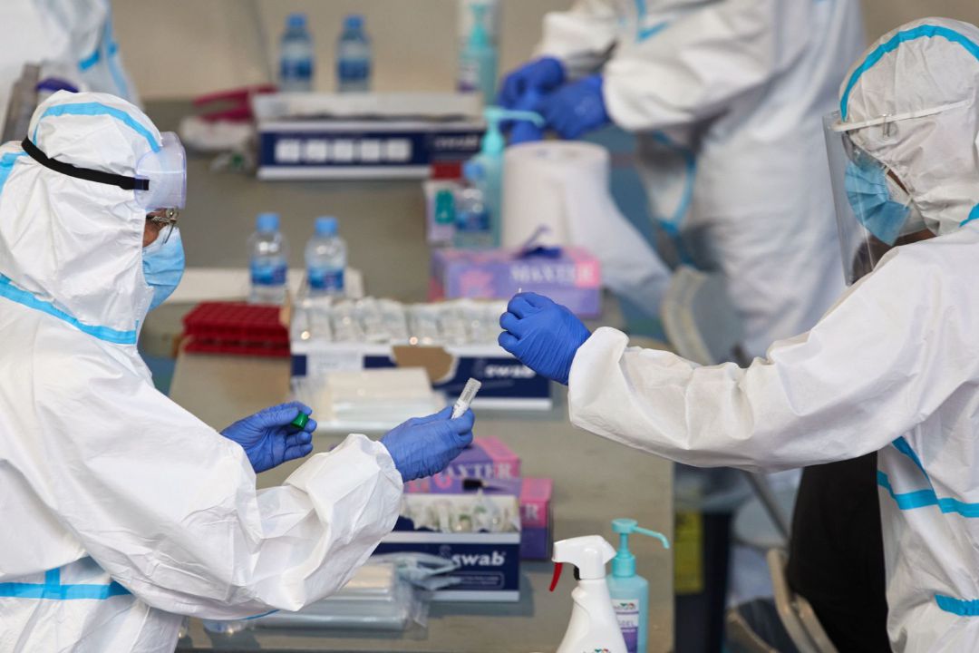 Personal sanitario realizan pruebas PCR durante la campaña de cribado masivo para contener contagios de Covid-19 que ha comenzado hoy en la ciudad de Girona Personal sanitario realizan pruebas PCR durante la campaña de cribado masivo para contener contagios de Covid-19 que ha comenzado hoy en la ciudad de Girona