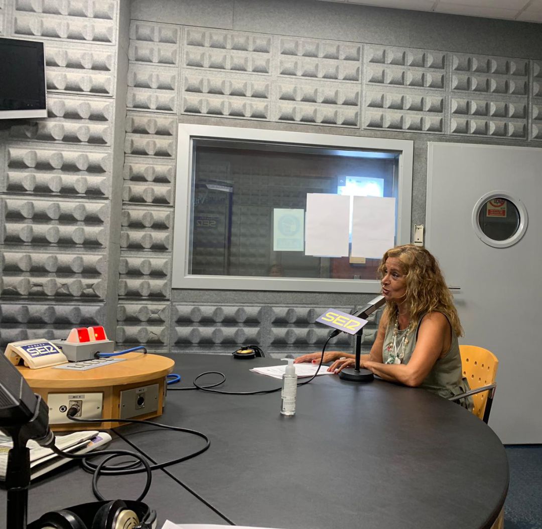 Carmela Silva en los estudios de Radio Vigo Carmela Silva en los estudios de Radio Vigo
