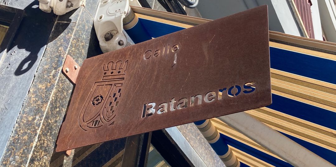 Imagen actual del cartel que indica la Calle Bataneros en Valdepeñas (Ciudad Real) Imagen actual del cartel que indica la Calle Bataneros en Valdepeñas (Ciudad Real)