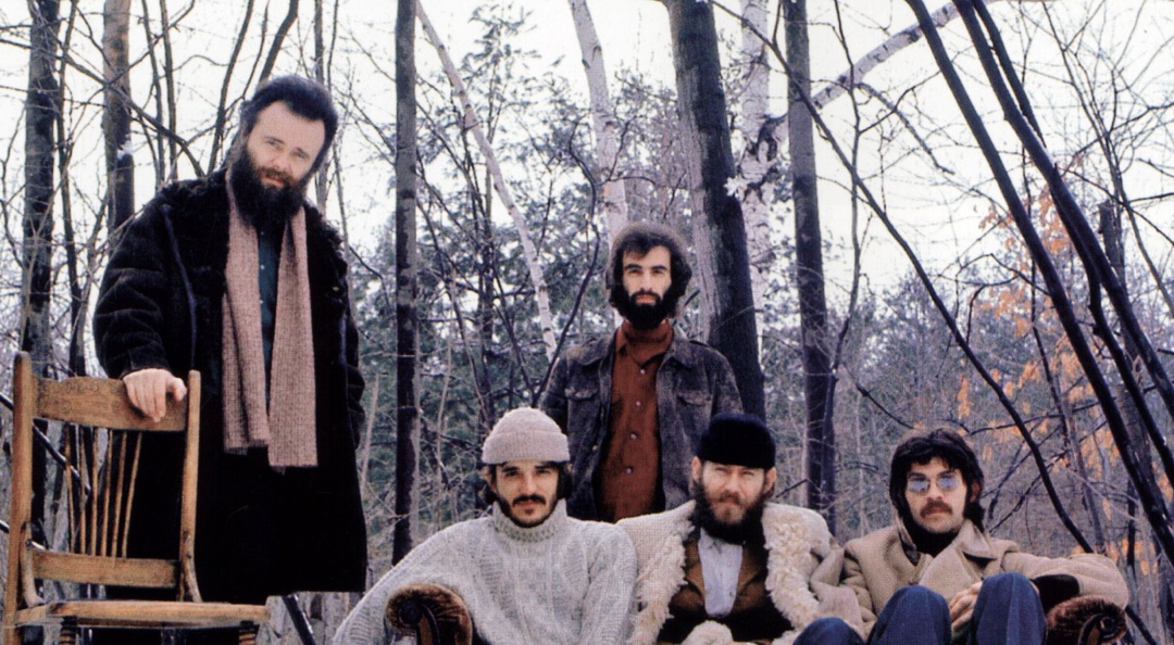 Los miembros de The Band posan en el bosque frente a su casa de Woodstock Los miembros de The Band posan en el bosque frente a su casa de Woodstock