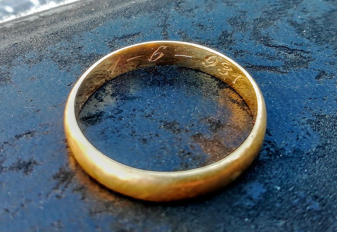 El anillo tiene grabado la fecha de la boda: 1 de junio de 1931 El anillo tiene grabado la fecha de la boda: 1 de junio de 1931