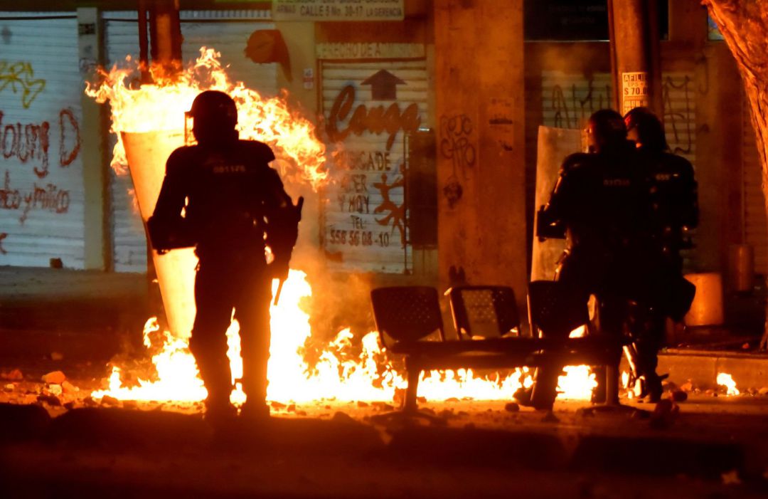 Fuerzas del Esmad enfrentan manifestantes durante una protesta por la muerte del abogado Javier Ordóñez, que murió luego de un brutal sometimiento por parte de dos policías en Bogotá. Fuerzas del Esmad enfrentan manifestantes durante una protesta por la muerte del abogado Javier Ordóñez, que murió luego de un brutal sometimiento por parte de dos policías en Bogotá.