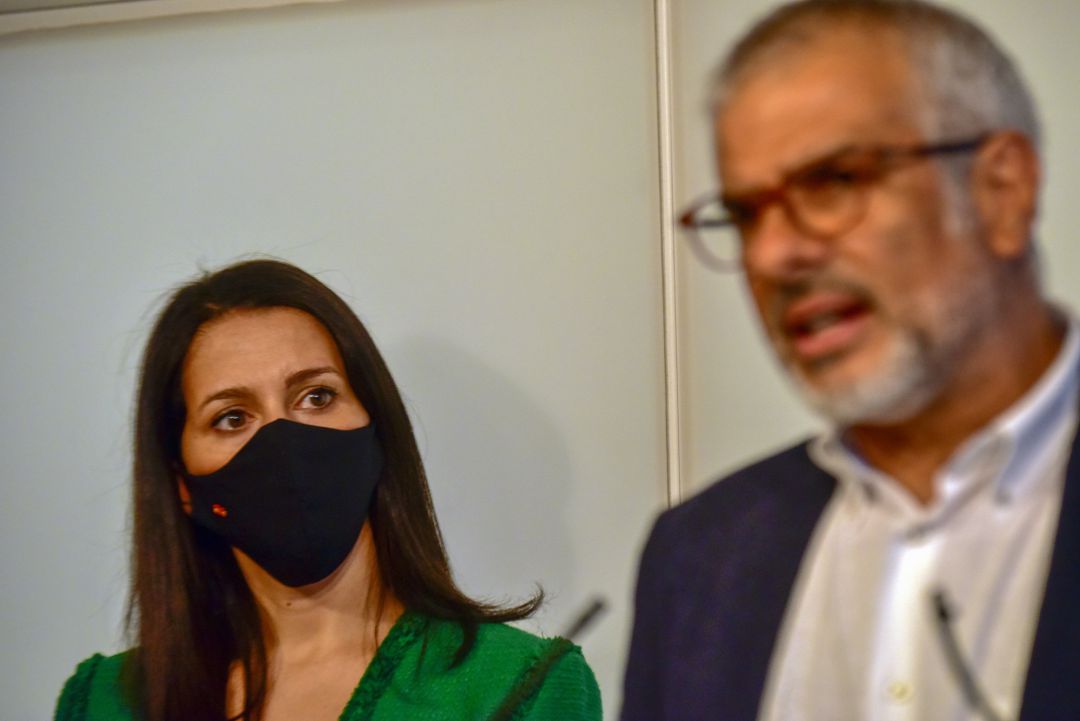 La presidenta de Cs, Inés Arrimadas, ofrece una rueda de prensa junto al presidente del grupo parlamentario en Cataluña, Carlos Carrizosa. La presidenta de Cs, Inés Arrimadas, ofrece una rueda de prensa junto al presidente del grupo parlamentario en Cataluña, Carlos Carrizosa.
