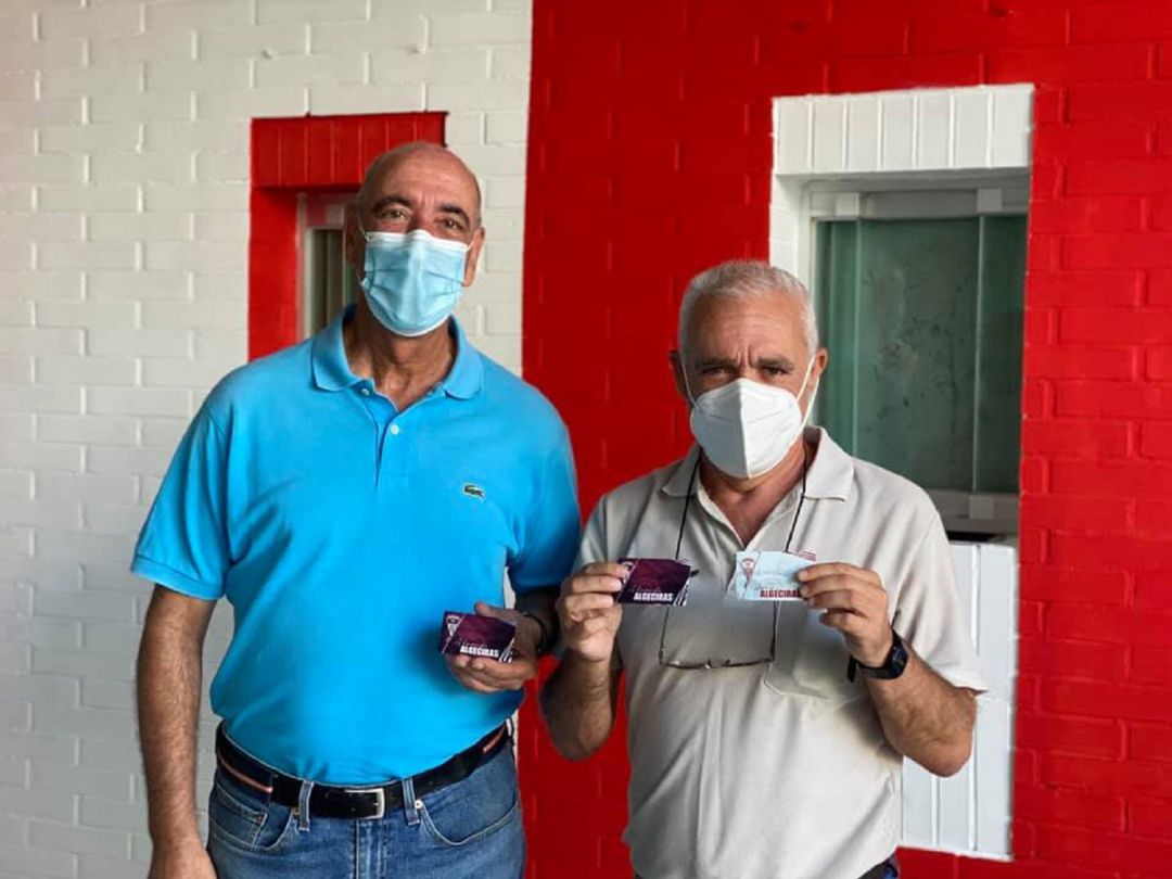 Dos aficionados del Algeciras con su abono. Dos aficionados del Algeciras con su abono.