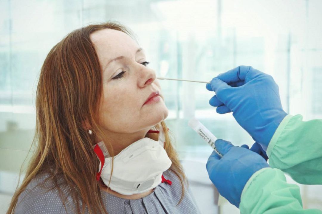 Una mujer se somete a un test PCR. Una mujer se somete a un test PCR.