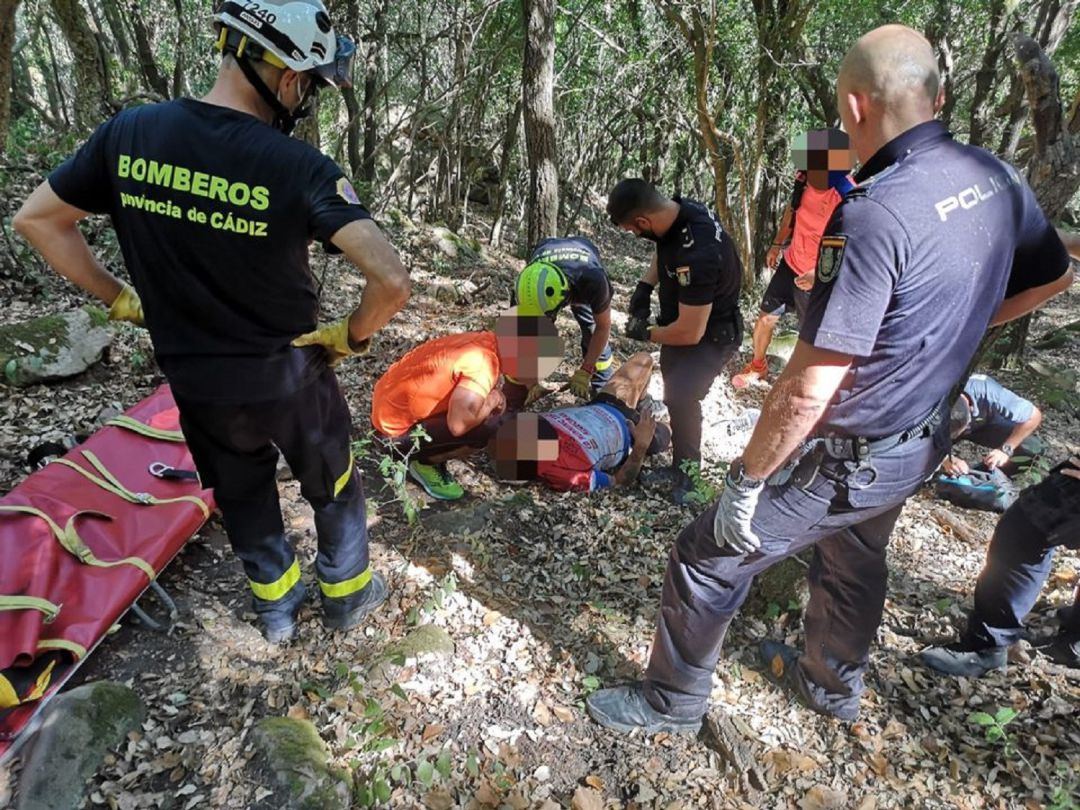 Bomberos junto al accidentado. Bomberos junto al accidentado.