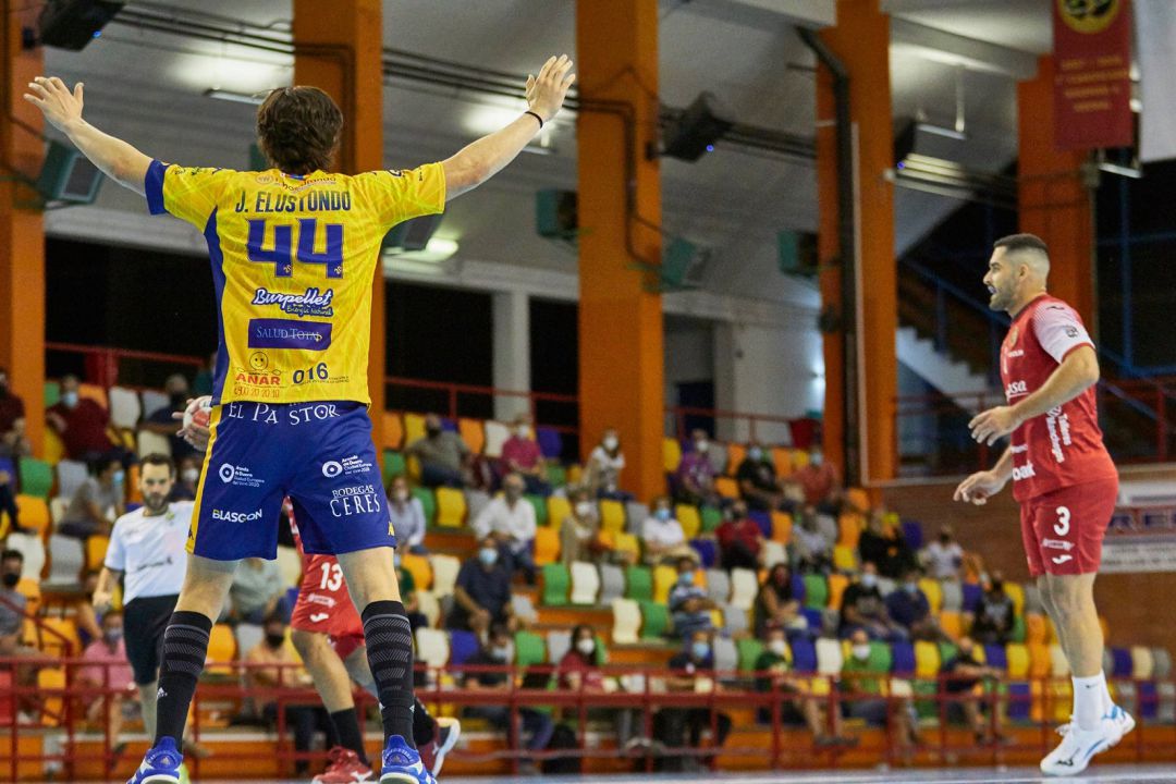 Julen Elustondo durante una acción defensiva en el reciente encuentro ante Cuenca. Julen Elustondo durante una acción defensiva en el reciente encuentro ante Cuenca.