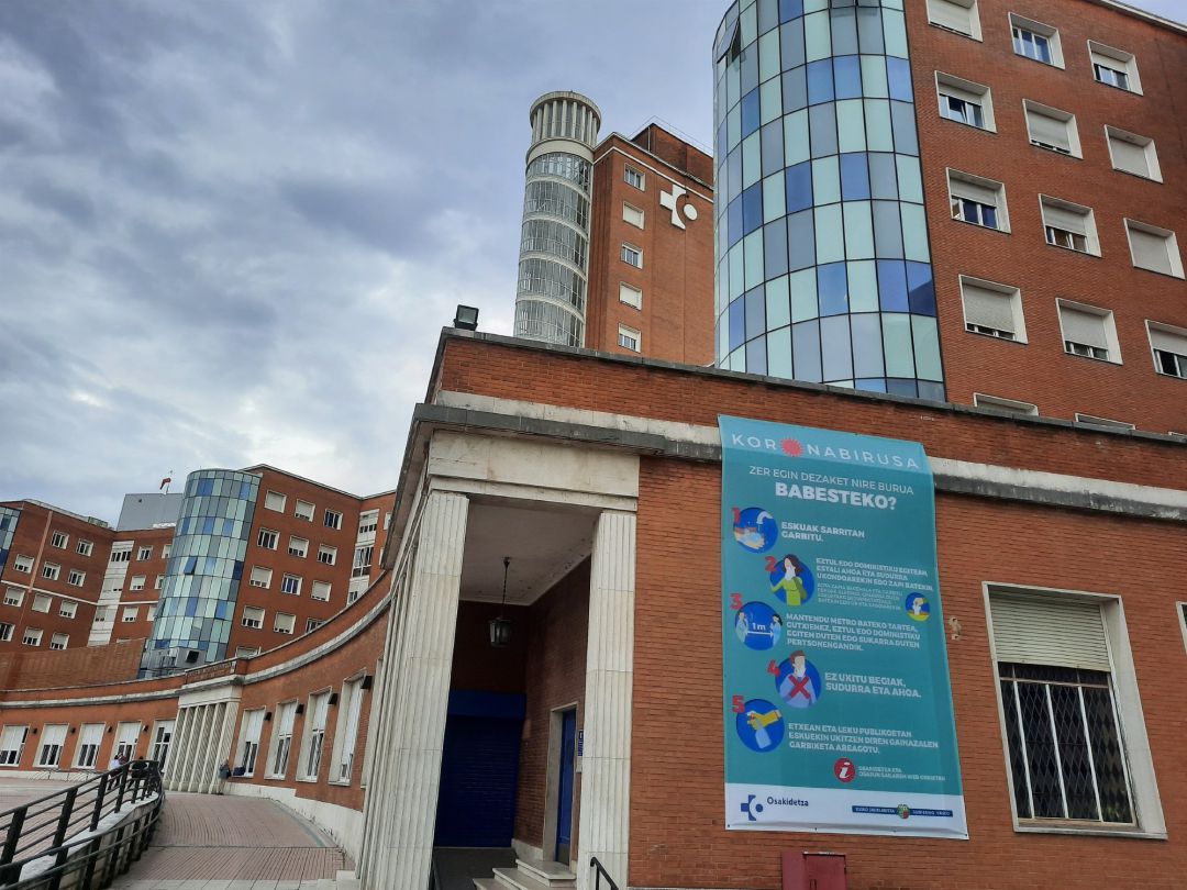 Hospital de Cruces (Barakaldo) con cartel alusivo al coronavirus Hospital de Cruces (Barakaldo) con cartel alusivo al coronavirus