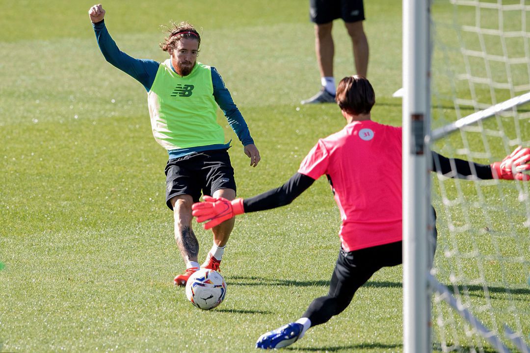 Iker Muniain golpea un balón durante el entrenamiento que el Athletic de Bilbao ha celebrado este martes en sus instalaciones de Lezama Iker Muniain golpea un balón durante el entrenamiento que el Athletic de Bilbao ha celebrado este martes en sus instalaciones de Lezama
