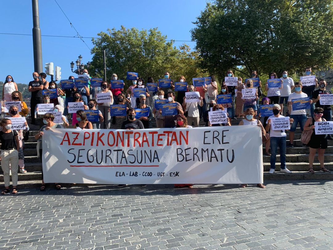 Trabajadores de las subcontratas, durante su concentración en la plaza del Arriaga Trabajadores de las subcontratas, durante su concentración en la plaza del Arriaga