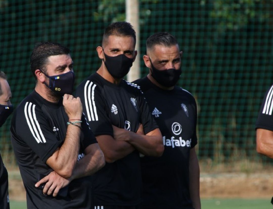 Perera con parte del cuerpo técnico durante un entrenamiento Perera con parte del cuerpo técnico durante un entrenamiento