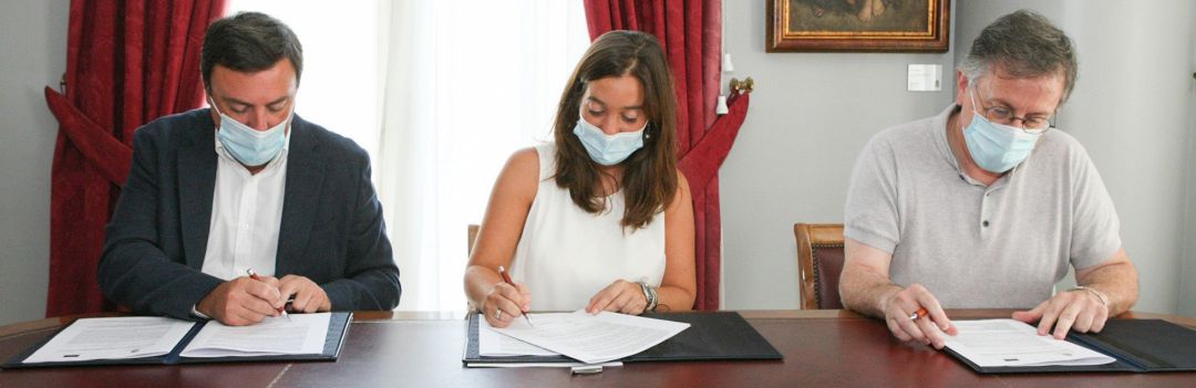El presidente de la Diputación de A Coruña, Valentín González Formoso, y la alcaldesa, Inés Rey, firman un convenio de colaboración sobre la OSG El presidente de la Diputación de A Coruña, Valentín González Formoso, y la alcaldesa, Inés Rey, firman un convenio de colaboración sobre la OSG