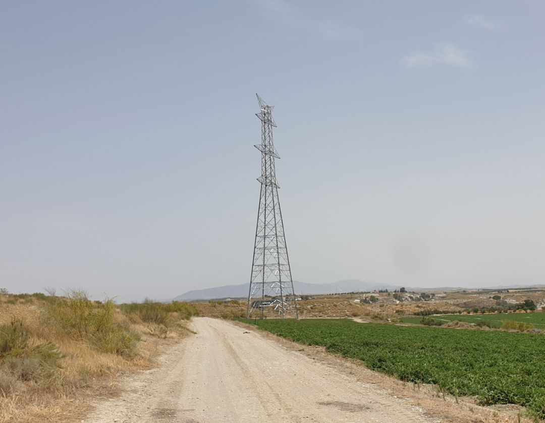 Una de las torres de la nueva 'autopista eléctrica' entre Atarfe y Baza a la altura del término de Benamaurel (Granada) Una de las torres de la nueva 'autopista eléctrica' entre Atarfe y Baza a la altura del término de Benamaurel (Granada)
