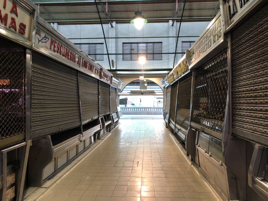 Puestos con la trapa cerrada en el Mercado del Conde Luna Puestos con la trapa cerrada en el Mercado del Conde Luna