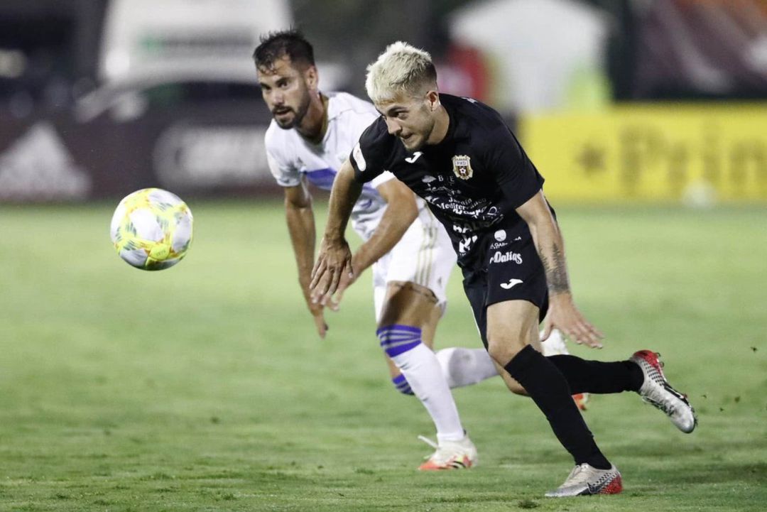 "Pipo", en un lance con el ex culturalista Saúl, en el duelo del play-off "Pipo", en un lance con el ex culturalista Saúl, en el duelo del play-off
