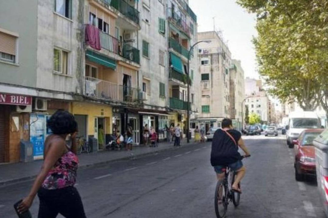Ciudadanos paseando por una calle de Son Gotleu. Ciudadanos paseando por una calle de Son Gotleu.