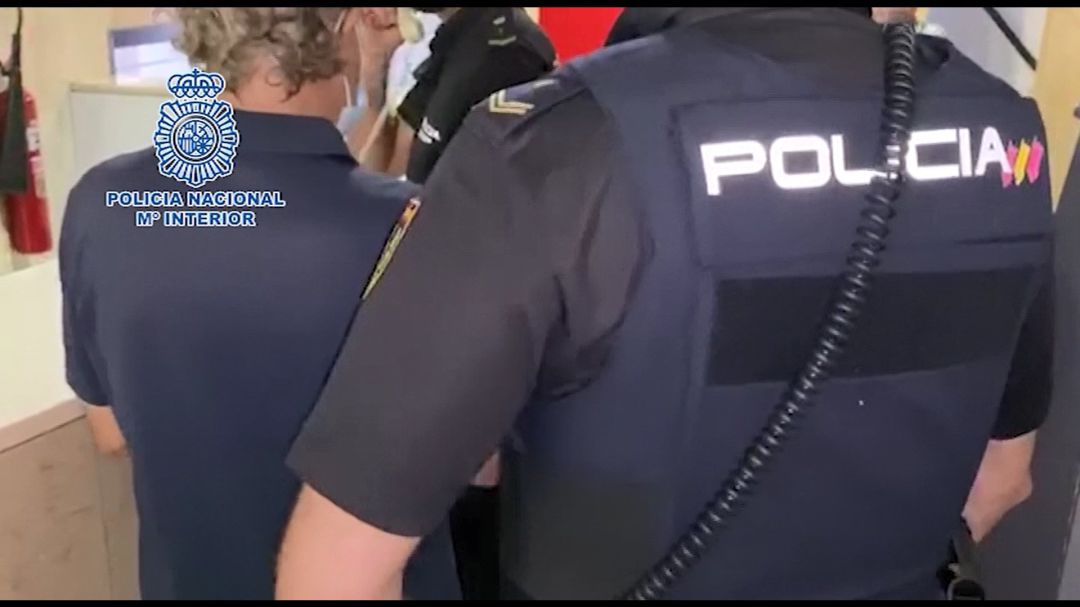 Imagen del detenido, custodiado por la Policía Nacional
Imagen del detenido, custodiado por la Policía Nacional