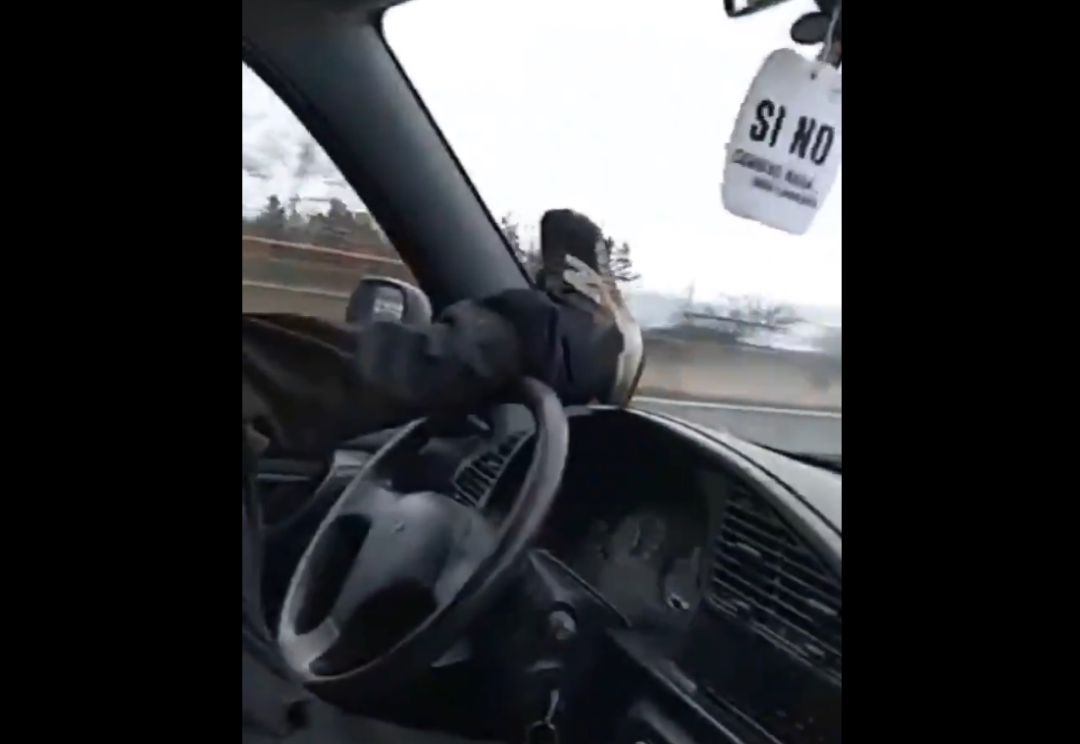 Momento en el que conductor circula por la S-10 con el pie en el volante. Momento en el que conductor circula por la S-10 con el pie en el volante.