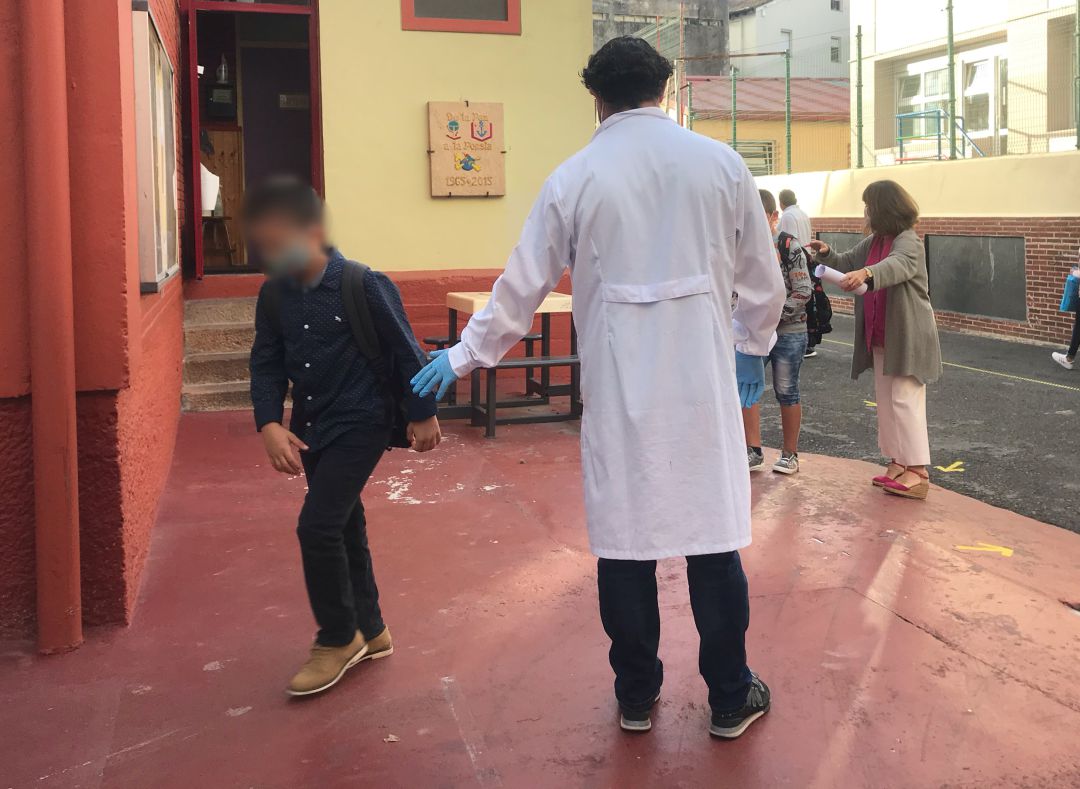 Un niño entra en el colegio tras tomarse la temperatura. Un niño entra en el colegio tras tomarse la temperatura.