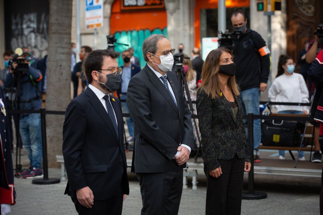 Pere Aragonès, Quim Torra i Mertixell Budó durant la ofrena de la Generalitat al monument a Rafael Casanova Pere Aragonès, Quim Torra i Mertixell Budó durant la ofrena de la Generalitat al monument a Rafael Casanova