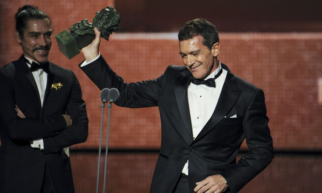 Antonio Banderas recibiendo el Goya por la película 'Dolor y Gloria'. Antonio Banderas recibiendo el Goya por la película 'Dolor y Gloria'.