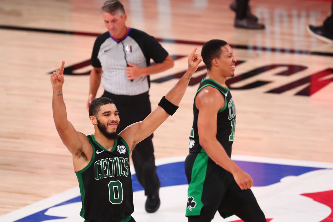 Jayson Tatum y Grant Williams celebran la victoria. Jayson Tatum y Grant Williams celebran la victoria.