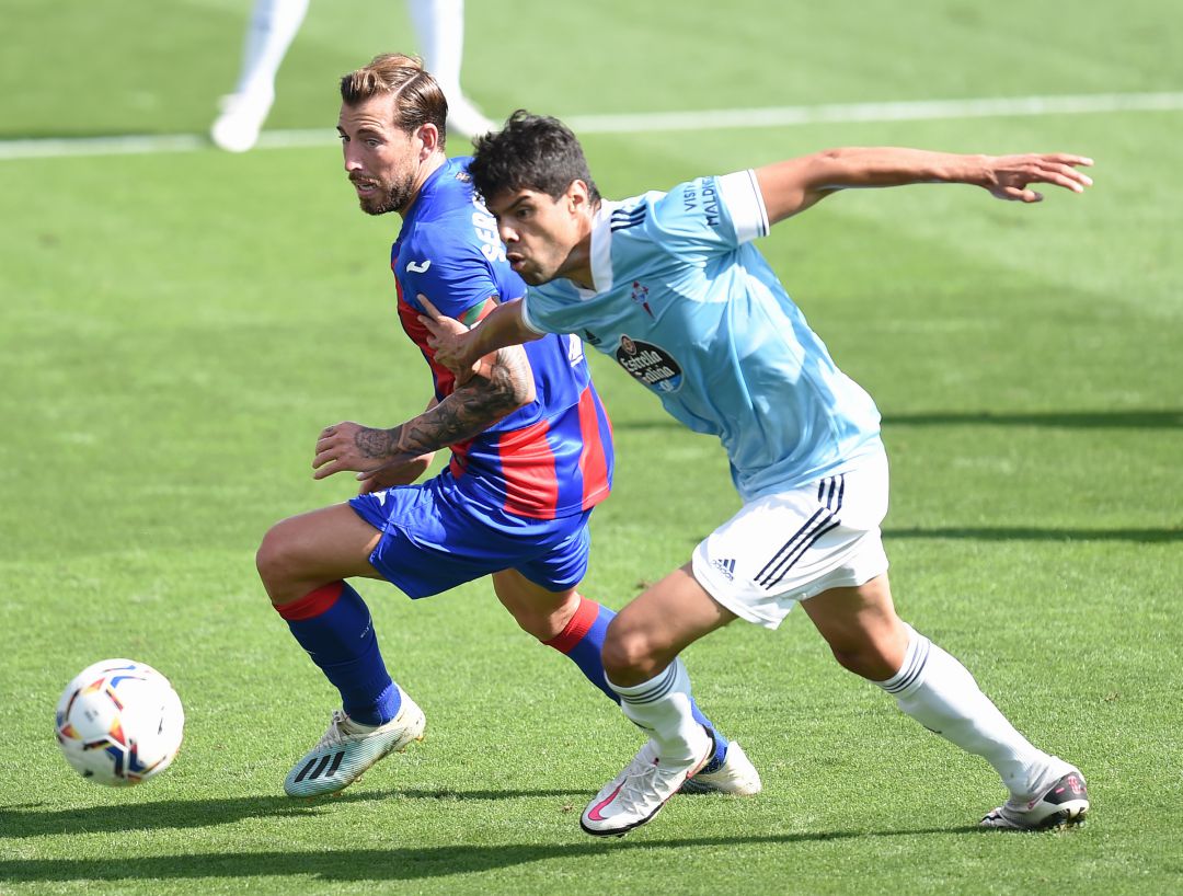 Sergio Enrich del Eibar contra Néstor Araujo del Celta Vigo en la Jornada 1 de Liga 2020. Sergio Enrich del Eibar contra Néstor Araujo del Celta Vigo en la Jornada 1 de Liga 2020.