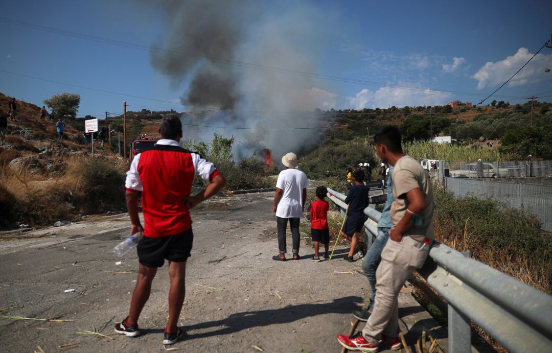 Refugiados observan el incendio en el campamento de Moria, Grecia. Refugiados observan el incendio en el campamento de Moria, Grecia.