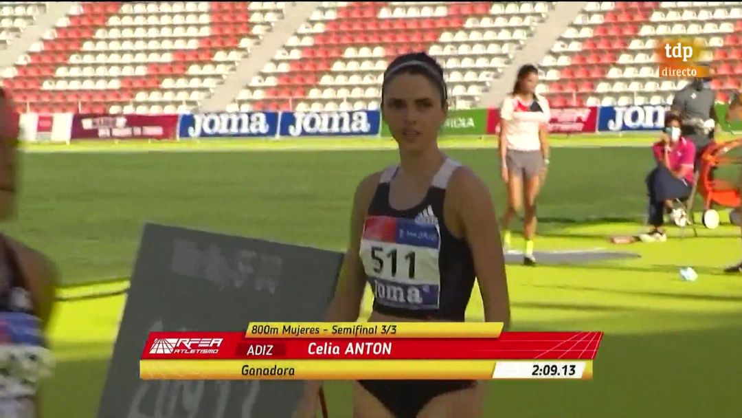 Celia Antón, instantes después de ganar su serie clavando su marca personal en la distancia. Celia Antón, instantes después de ganar su serie clavando su marca personal en la distancia.