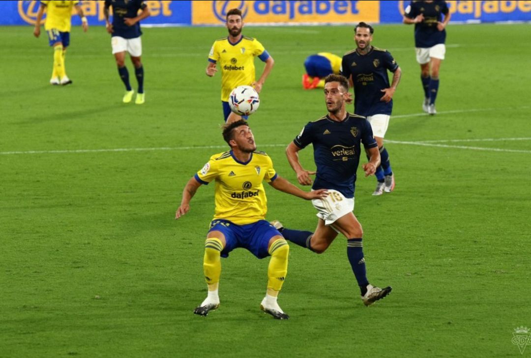 Pacha Espino disputa un balón con un rival Pacha Espino disputa un balón con un rival