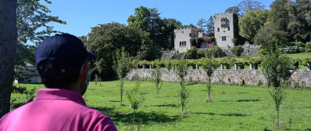 Un hombre observa la fachada del Pazo de Meirás Un hombre observa la fachada del Pazo de Meirás