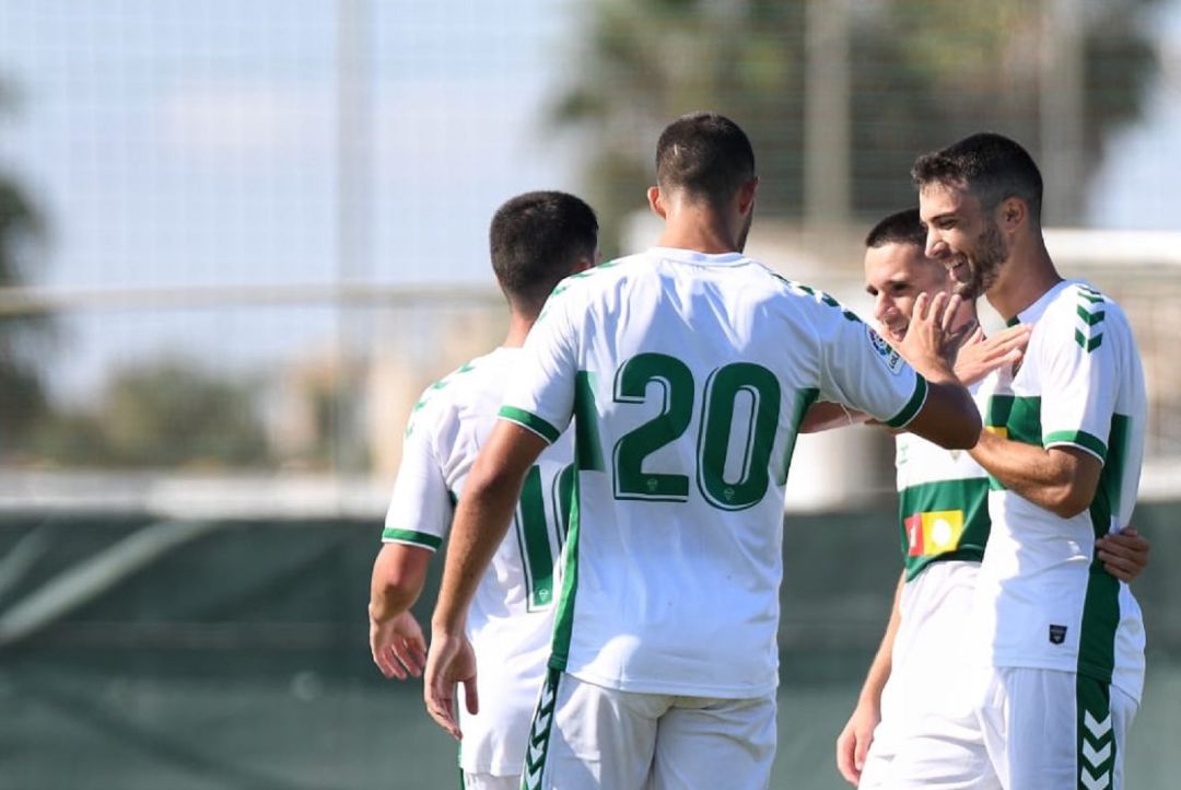 Los jugadores del Elche celebran el 2-0 anotado por Claudio Medina Los jugadores del Elche celebran el 2-0 anotado por Claudio Medina