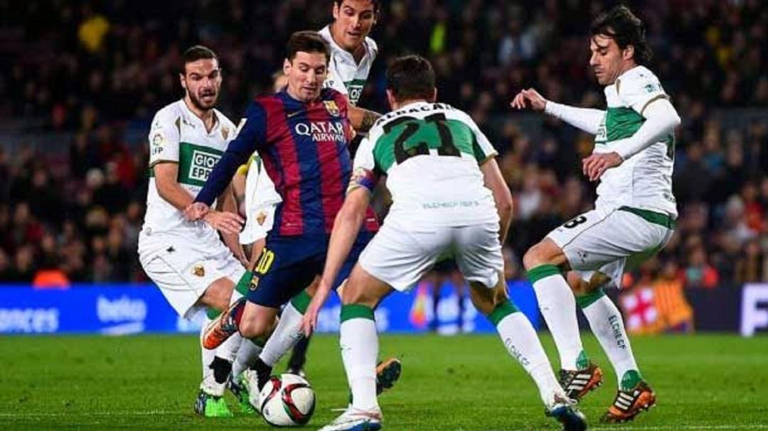 Messi conduce el balón en el Barcelona-Elche de la Liga 2014-2015 Messi conduce el balón en el Barcelona-Elche de la Liga 2014-2015