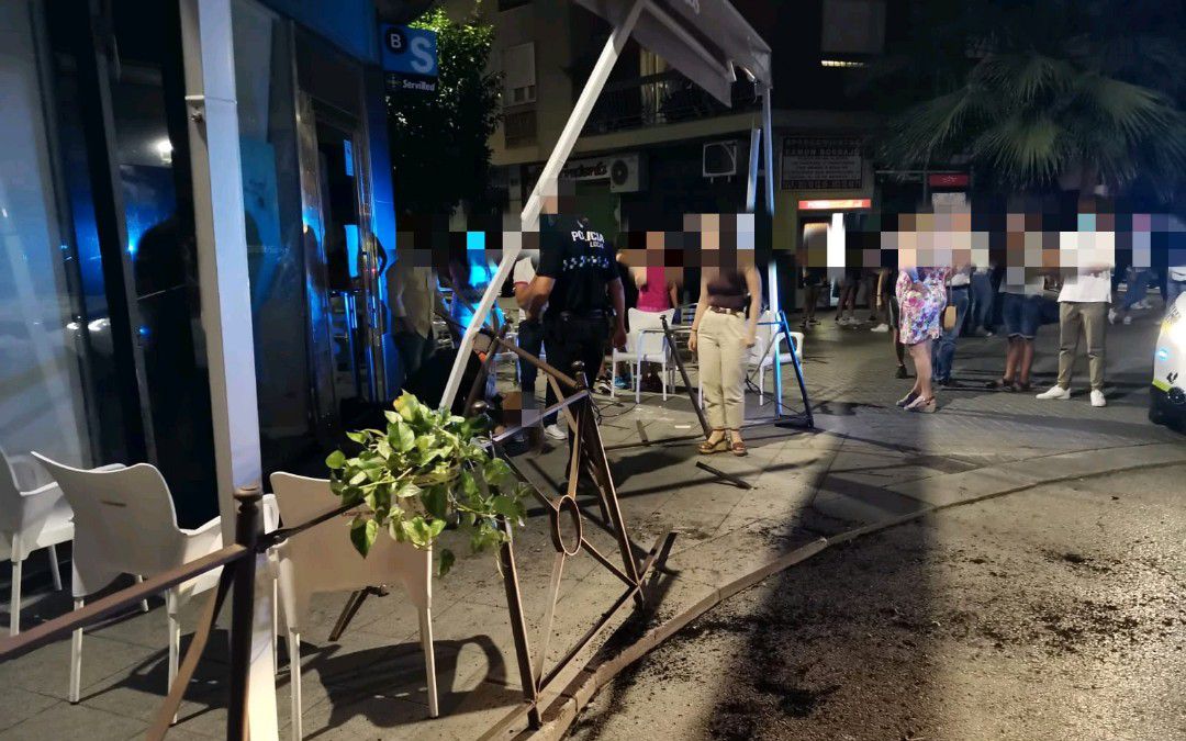 Estado en el que quedó al terraza del bar en el que tuvo lugar el atropello. Estado en el que quedó al terraza del bar en el que tuvo lugar el atropello.
