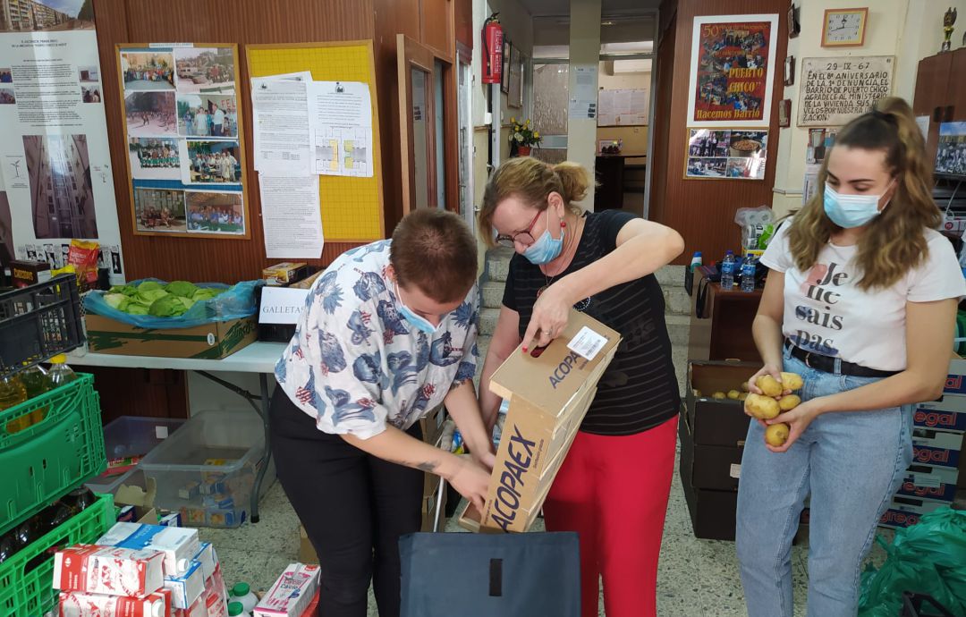 Voluntarias de la A.V. Puerto Chico preparan una cesta de alimentos Voluntarias de la A.V. Puerto Chico preparan una cesta de alimentos