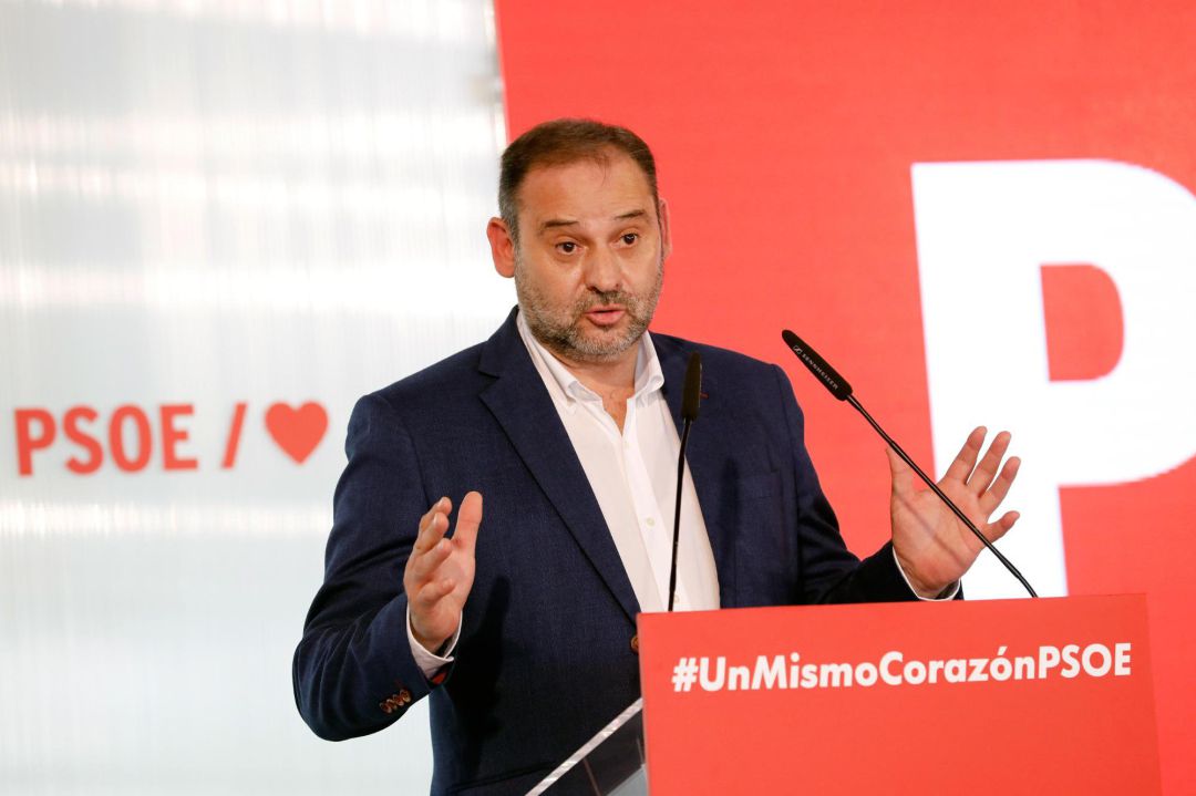 El ministro de Transportes y secretario de Organización del PSOE, José Luis Ábalos, durante del acto de presentación de los nuevos carnés digitales del PSOE, este sábado en València. El ministro de Transportes y secretario de Organización del PSOE, José Luis Ábalos, durante del acto de presentación de los nuevos carnés digitales del PSOE, este sábado en València.