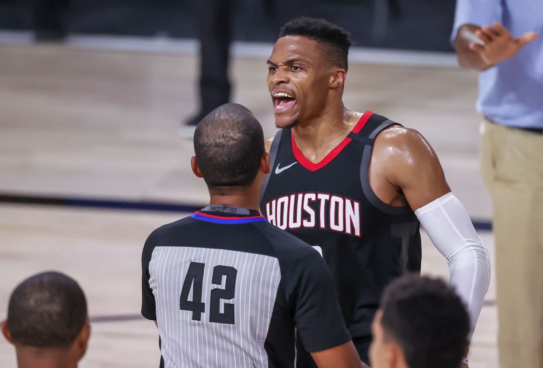 Westbrook es detenido por un árbitro. Westbrook es detenido por un árbitro.