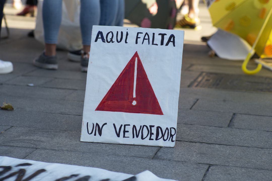 Foto de archivo de un cartel que reclama ayudas para los empresarios. Foto de archivo de un cartel que reclama ayudas para los empresarios.