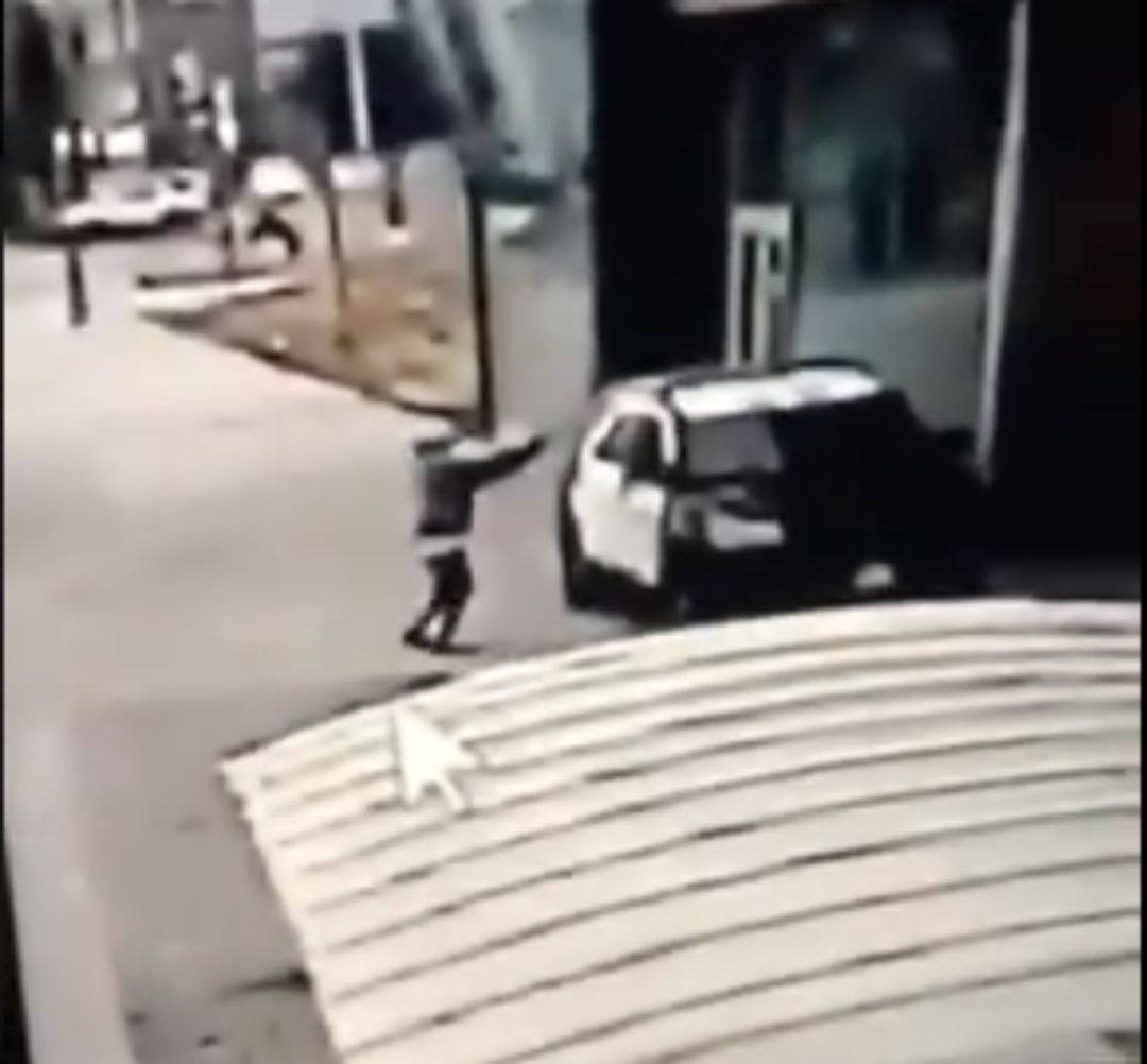 Un hombre dispara a bocajarro contra dos policías en Los Ángeles. Un hombre dispara a bocajarro contra dos policías en Los Ángeles.