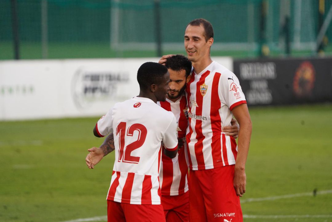 La plantilla del Almería celebra un gol. La plantilla del Almería celebra un gol.
