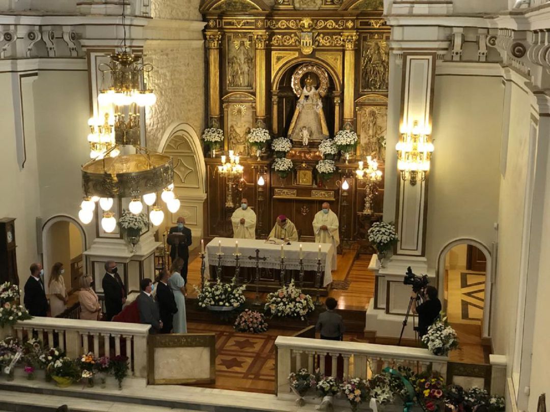 El oficio en el Día de la Función en honor a Ntra. Sra. de la Viñas se realizó a puerta cerrada en la Ermita de la Virgen. El oficio en el Día de la Función en honor a Ntra. Sra. de la Viñas se realizó a puerta cerrada en la Ermita de la Virgen.