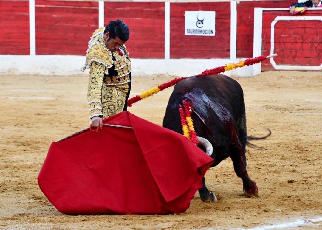 Emilio de Justo con la cintura encajada en la faen al primero de su lote Emilio de Justo con la cintura encajada en la faen al primero de su lote